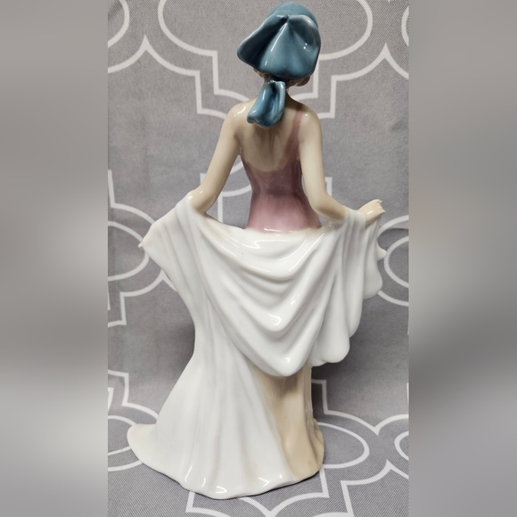 Beautiful Ceramic Figure - Picture 3 of 4